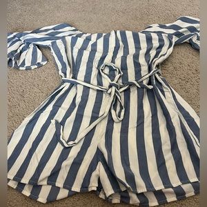 LIKE NEW. Billabong romper, size large